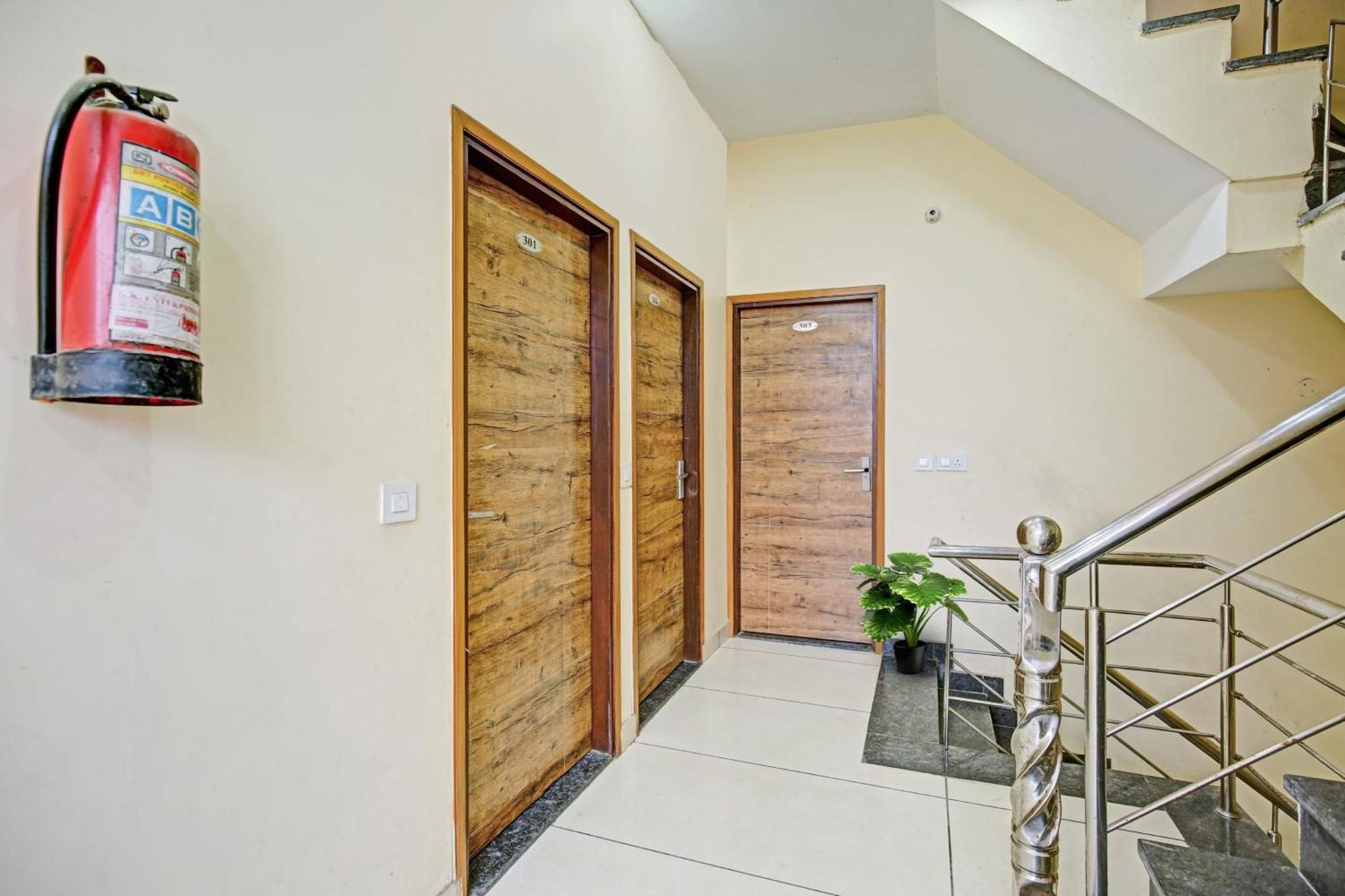 Collection O Rd Hotel Zirakpur Exterior photo